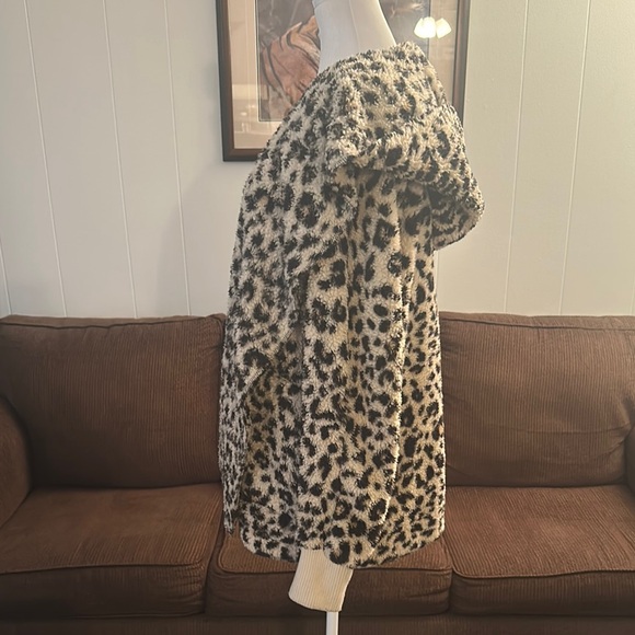 Hem & Thread Black and White Teddy Jacket - Picture 5 of 6